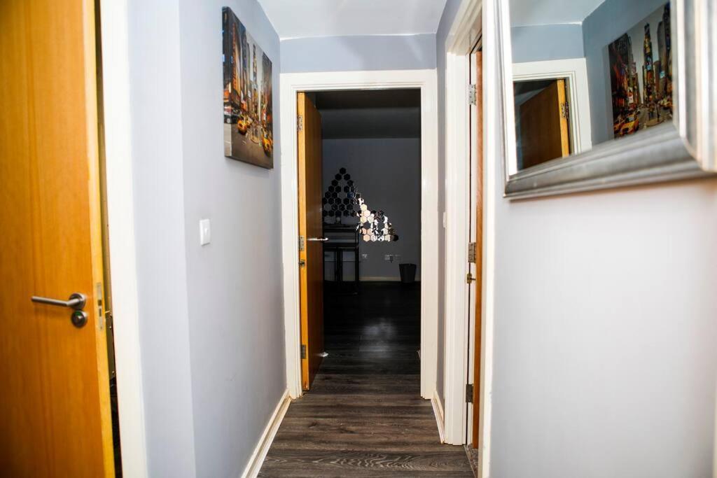 Stylish Two-Bedroom Salford Quays Apartment Manchester Exterior foto