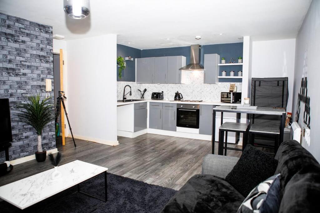 Stylish Two-Bedroom Salford Quays Apartment Manchester Exterior foto